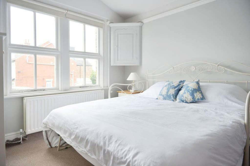 Готель Summer House Thames Ditton Екстер'єр фото